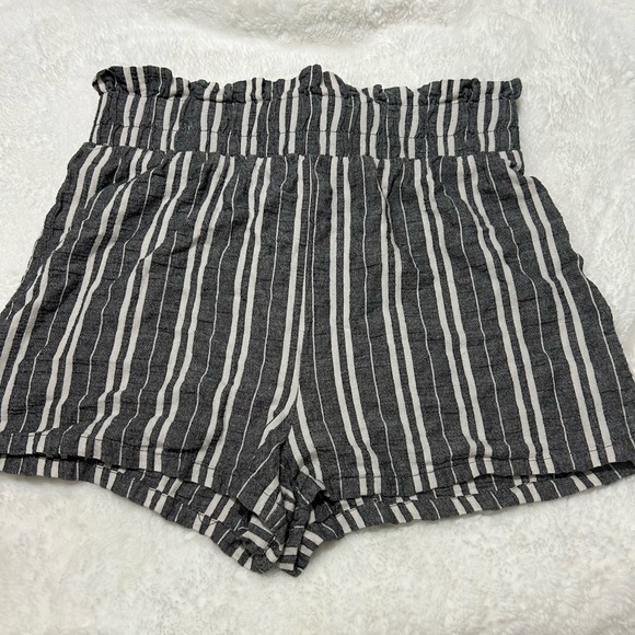 wild fable Pants - Cinched gray and white striped shorts